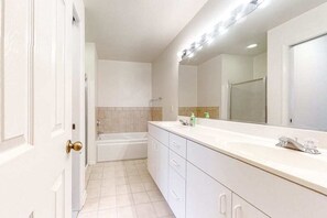Shower, hair dryer, towels - Sea Colony Tennis condo w/ central AC and access to pool and fitness center (Bethany Beach)