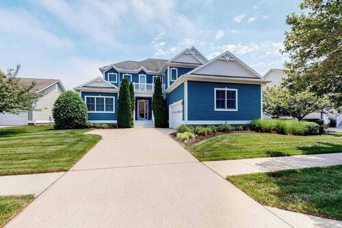Bayside Resort home close to the beach with shared pools & hot tub - dogs OK