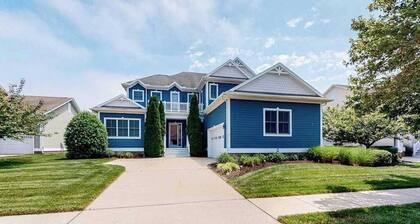 Bayside Resort home close to the beach with shared pools & hot tub - dogs OK
