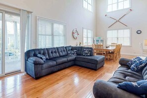 TV, fireplace, offices - Bayside Resort home close to the beach with shared pools & hot tub - dogs OK (Selbyville)