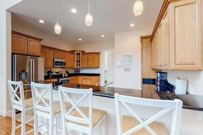 Fridge, microwave, oven, stovetop - Bayside Resort home close to the beach with shared pools & hot tub - dogs OK (Selbyville)