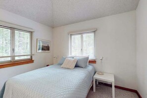 Iron/ironing board, WiFi, bed sheets - Relaxing South Bethany beach retreat with access to private beach and screened p (South Bethany)