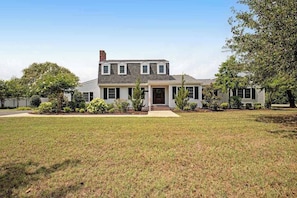 Exterior - Town of Ocean View oasis with sparkling private pool & central AC (Ocean View)