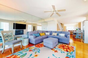 TV, offices - Fenwick Island townhome - oceanfront location, 3 decks, fast WiFi, & W/D (Fenwick Island)