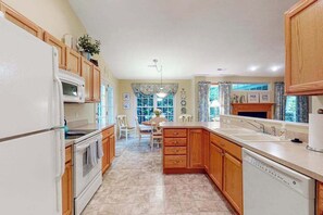 Fridge, microwave, oven, stovetop - Lovely home with fireplace, fast WiFi, central AC, & washer/dryer (Ocean View)