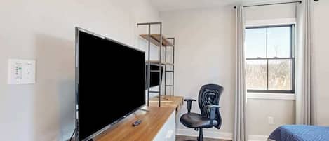 Tabla de planchar con plancha, wifi y ropa de cama
