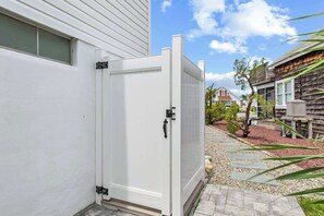 Property grounds - Amazing home near beach, shopping & Ocean City - dog-friendly, central AC & W/D (Fenwick Island)