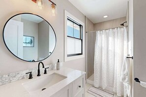 Shower, towels - Amazing home near beach, shopping & Ocean City - dog-friendly, central AC & W/D (Fenwick Island)
