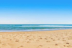 På stranden