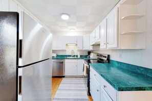 Fridge, microwave, oven, stovetop - Town of South Bethany oceanside cottage with screened porch, outdoor shower, W/D (South Bethany)