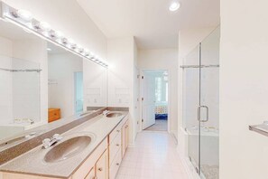 Shower, hair dryer, towels - Bear Trap Dunes 1st floor condo w/ central AC, private W/D, and gas fireplace (Ocean View)