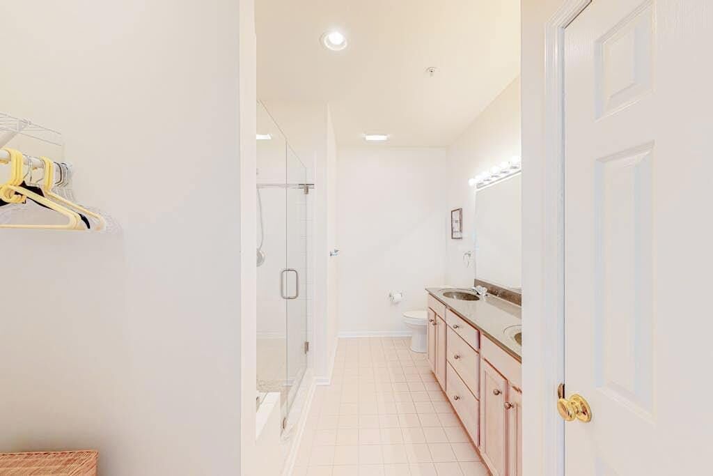 Un bagno con doccia, servizi igienici e lavandino.