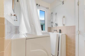 Shower, towels - Clearwater - Jamestown Cir | House in Frankford (Frankford)