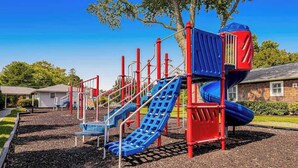 Un parque infantil con toboganes y estructuras para escalar.