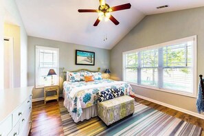 Desk, iron/ironing board, WiFi, bed sheets - Forest Reach home near beach with pool access & W/D - dog-friendly (Frankford)