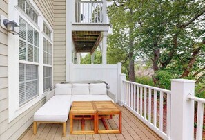 Terrace/patio - Creekside townhome with gas grill, patio, deck, W/D, full kitchen, & pool table (Millville)