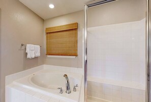 Shower, hair dryer, towels - Creekside townhome with gas grill, patio, deck, W/D, full kitchen, & pool table (Millville)