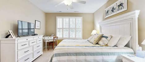 Schreibtisch, Bügeleisen/Bügelbrett, Reisekinderbett, WLAN