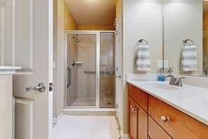 Shower, towels - Bayside Resort 3rd-floor condo with indoor/outdoor pools, hot tub, tennis & gym (Selbyville)