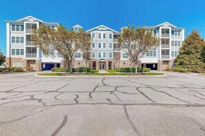 Exterior - Bayside Resort 3rd-floor condo with indoor/outdoor pools, hot tub, tennis & gym (Selbyville)