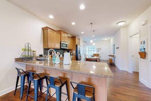 Fridge, microwave, oven, stovetop - Fairway Village | Dog-friendly townhouse in Ocean View (Ocean View)