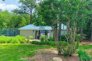 Property grounds - End unit townhome 1 mi. from Bethany Beach Boardwalk - pool/tennis court access (Bethany Beach)