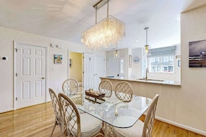 Dining - End unit townhome 1 mi. from Bethany Beach Boardwalk - pool/tennis court access (Bethany Beach)