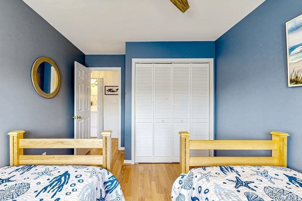 Iron/ironing board, WiFi, bed sheets