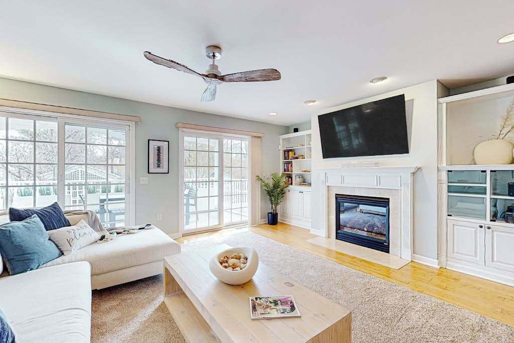 TV, fireplace, offices