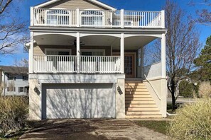 Exterior - Bethany Beach luxury coastal retreat - blocks from downtown, beach & EV charger (Bethany Beach)