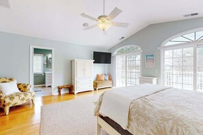 Iron/ironing board, travel cot, WiFi, bed sheets - Bethany Beach luxury coastal retreat - blocks from downtown, beach & EV charger (Bethany Beach)