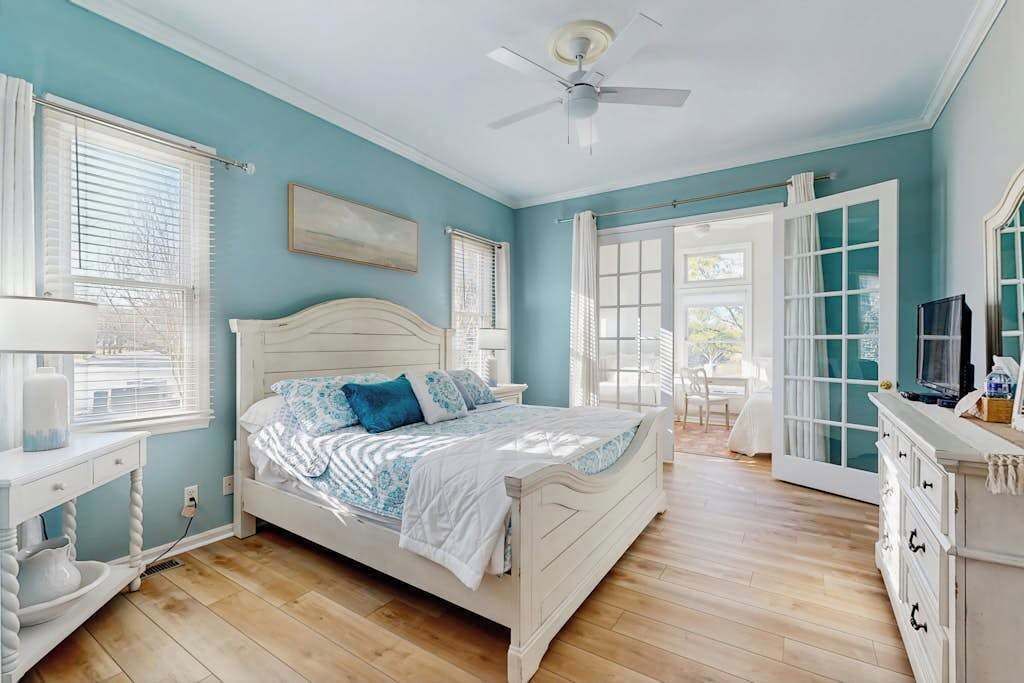 Desk, iron/ironing board, WiFi, bed sheets