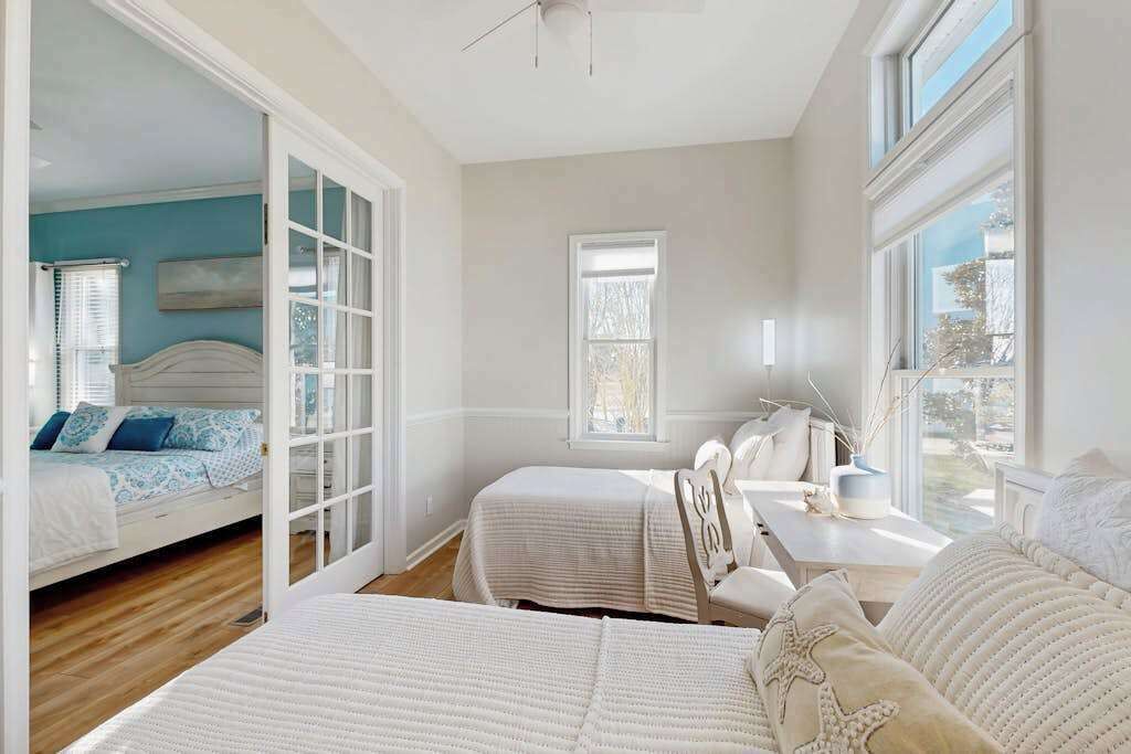Desk, iron/ironing board, WiFi, bed sheets