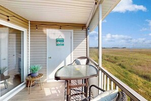Outdoor dining - Bethany Bay water-view c with pool, on-site golf & sports courts access (Ocean View)