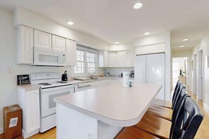 Fridge, microwave, oven, stovetop - Town of Bethany Beach home on the canal with balcony & AC (Bethany Beach)