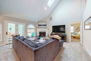 TV, offices - Spacious Salt Pond home with private deck & pool/hot tub/tennis access (Bethany Beach)