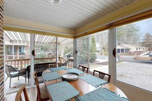 Dining - Town of Bethany Beach house walking distance to ocean, restaurants & shops (Bethany Beach)