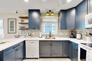 Fridge, microwave, oven, stovetop - Town of Bethany Beach house walking distance to ocean, restaurants & shops (Bethany Beach)