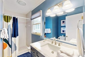 Shower, towels - Town of Bethany Beach house walking distance to ocean, restaurants & shops (Bethany Beach)