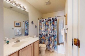 Shower, towels - Wedgefield House in Ocean View w/Private Washer/Dryer, Free WiFi, Shared Pool (Ocean View)