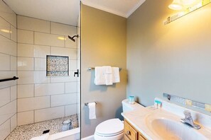 Shower, hair dryer, towels - Salt Pond home with on-site golf, indoor/outdoor pools, gym, & sports courts (Bethany Beach)