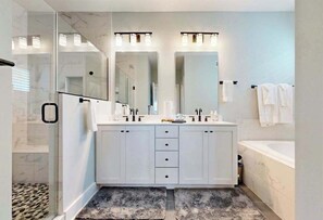 Shower, hair dryer, towels - Marlin Chase home with resort amenities, patio, grill, balcony & pool (Ocean View)