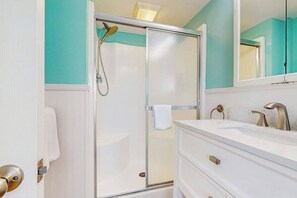 Shower, hair dryer, towels - Town of Ocean View dog friendly home w/cable, streaming & free WIFI (Ocean View)