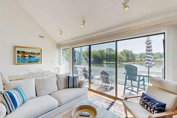 TV, offices - Sea Colony Tennis condo w/ basketball court, gym, pool & tennis courts (Bethany Beach)