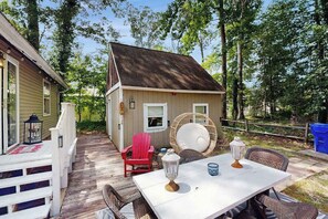 Outdoor dining - Whites Neck Village house w/deck, free WIFi, W/D, streaming (Ocean View)
