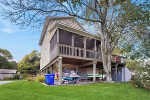 Exterior - Rogers Haven spacious house w/deck, patio, balcony & grill (Ocean View)