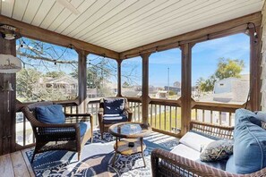 TV, fireplace, offices - Rogers Haven spacious house w/deck, patio, balcony & grill (Ocean View)