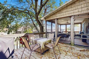 Outdoor dining - Rogers Haven spacious house w/deck, patio, balcony & grill (Ocean View)