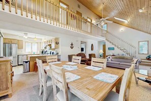 Interior - Rogers Haven spacious house w/deck, patio, balcony & grill (Ocean View)