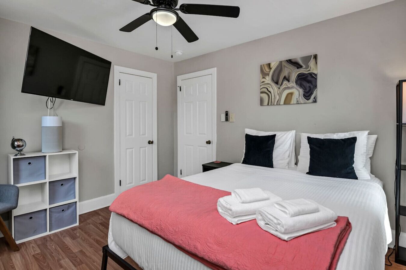 Desk, iron/ironing board, WiFi, bed sheets